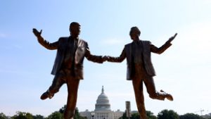 Egy nap után eltávolították a Donald Trumpot és Jeffrey Epsteint kézen fogva ábrázoló szobrot