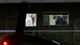 Videóra vették, ahogy Donald Trump hevesen beszél Melania Trumphoz, szájról olvasó fejtette meg, miről volt szó