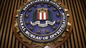 Több ügynököt menesztett az FBI, mivel letérdeltek egy George Floyd halála miatt tartott tüntetésen