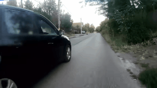 Büntetőfékezett egy autós egy kerékpáros előtt, ráadásként még le is öntötték