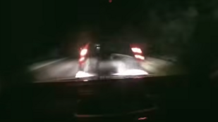 Hatalmas csattanás az országúton, a szemből érkező miatt nem vette észre a veszteglő autót a sofőr