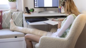 Fogalmak tengerében: baleset munkába menet, távmunkában, home office-ban és csapatépítő tréningen