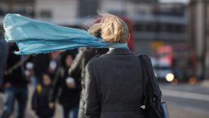 Erős széllökésekkel ér véget a hét, marad az enyhe időjárás