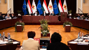 Tüntetők az utcán, veszni látszó fesztivál, „halálos döfés” – itt a vége Budapestnek? - A Fővárosi Közgyűlés ülése