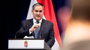 Köröket vert saját magára a kormány