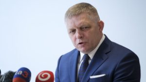 A Fico-kormány megszorításai miatt tüntettek Pozsonyban