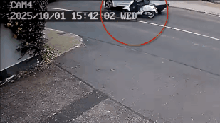 Videón a budaörsi baleset, a szemközti sávba csúszott motoron hajtott át egy autó