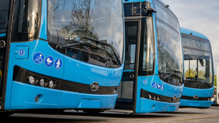 Megérkeztek az első elektromos csuklós buszok a Budapestre