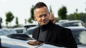 Szijjártó Péter: Az autóipar jelenleg történelme legjelentősebb technológiai forradalmán megy át