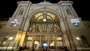 A Keleti pályaudvar falán üzent a Momentum