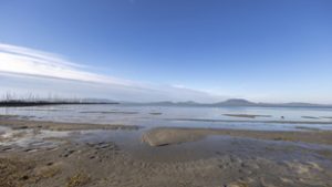 Napok óta csökken a Balaton vízszintje, már sétálni lehet a mederben