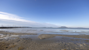 Napok óta csökken a Balaton vízszintje, már sétálni lehet a mederben