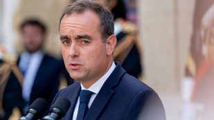 Órákkal a kormány bemutatása után lemondott a francia miniszterelnök