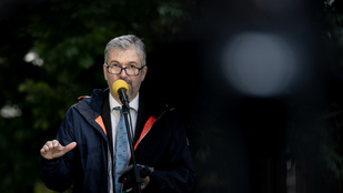 Új helyszínen folytatódik Hadházy Ákos tüntetéssorozata a ferencesekkel kötött egyezség után