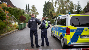 Saját örökbefogadott fia késelhette meg a német polgármestert