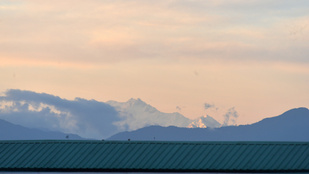Több száz túrázót mentettek ki a Mount Everestről, de egy hegymászó meghalt