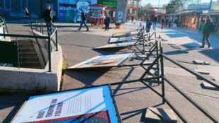 Valakiknek nem tetszett a Momentum plakátkiállítása, feldöntötték mindet