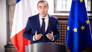 Teljes a káosz Franciaországban: Emmanuel Macron kinevezte miniszterelnöknek a lemondott miniszterelnököt