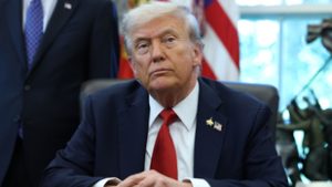 Római császárokat idéző ajándékkal lepnék meg Donald Trumpot