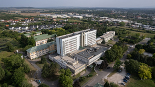 Órákig álltak sorban a betegek ultrahangidőpontért a Váci Jávorszky Ödön Kórházban