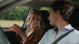 A menedzser úgy állt bosszút a menyasszonyán, hogy felvett egy stoppos lányt