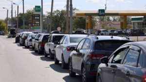 Ököllel ütik egymást a benzinkutakon, Oroszországban vészesen fogy az üzemanyag