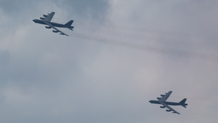 Két amerikai B–52-es bombázó köröz Venezuela közelében, az elnök hadgyakorlatokat rendelt el