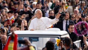 XIV. Leó a pápamobilról égette le a vele trollkodó szurkolót