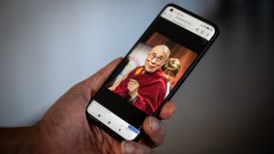 Börtönnel játszik, aki mobiljában tárolja a dalai láma képét, vagy kiteszi a falra