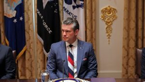 Hihetetlen jelenetek a Trump–Zelenszkij-találkozón: meglepő ruhadarabot villantott a védelmi miniszter