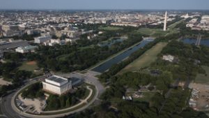Diadalív, aranydíszek, portréfal: Donald Trump építkezik