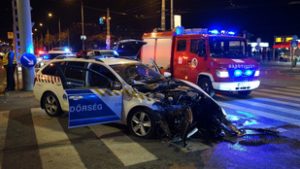 Rendőrautó és személyautó ütközött a Kerepesi úton, ketten kórházba kerültek