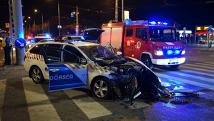 Rendőrautó és személyautó ütközött a Kerepesi úton, ketten kórházba kerültek