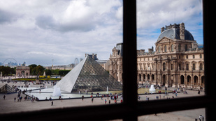 Filmbe illő rablás: csuklyás tolvajok törtek be a Louvre-ba