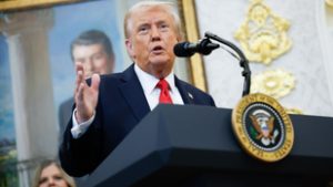 Koronával a fején, karddal a kezében vágott vissza Donald Trump az ellene tüntetőknek