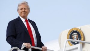Donald Trump egy vadászgépről bombázza fekáliával a tüntetőket a Top Gun zenéjére
