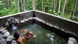 Forró és nedves a hely, ahol a tetoválás kizáró ok, a meztelenség viszont kötelező