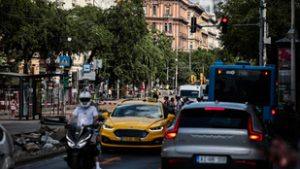 Közlekedési káosz jöhet a nemzeti ünnepen – így kerülje el a lezárásokat