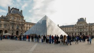 Benyújtotta lemondását a Louvre igazgatója, hajtóvadászat indult a rablók után