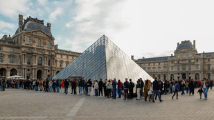 Benyújtotta lemondását a Louvre igazgatója, hajtóvadászat indult a rablók után