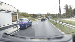 Egy lakókocsit vontató audis azt hitte, gyorsulási versenyen van