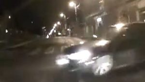 Millimétereken múlott a tragédia, kivágott a busz elé egy őrült autós