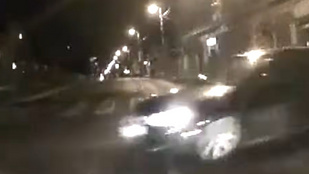 Millimétereken múlott a tragédia, kivágott a busz elé egy őrült autós
