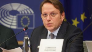 Több tucat EP-képviselő azonnali hatállyal kirúgatná Orbán Viktor volt uniós nagykövetét