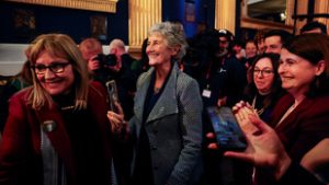 A baloldali Catherine Connolly mindent elsöprő győzelmet aratott az ír elnökválasztáson