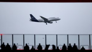 Pánik a Lufthansa gépén, több embert is megtámadott egy őrjöngő utas, mire őrizetbe vették