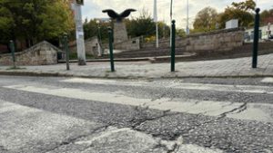 Ismét a Turul-szobrot vette elő Kovács Gergely, szerinte a körülötte lévő kátyúk is műemléknek számítanak