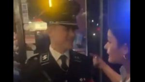 Náci egyenruhában ment kocsmába egy amerikai férfi, majd eltörte egy nő orrát