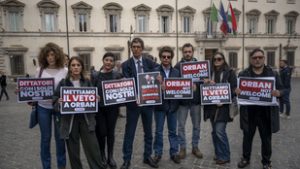 „Ez az Európa egy csalóé” – tüntetés fogadta Orbán Viktort Rómában