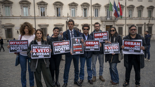 „Ez az Európa egy csalóé” – tüntetés fogadta Orbán Viktort Rómában